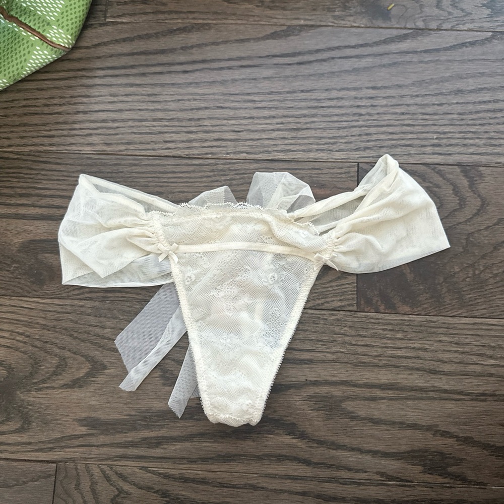 Victoria’s Secret Vintage Y2K bridal Cream Lace bow Thong panty small NWT